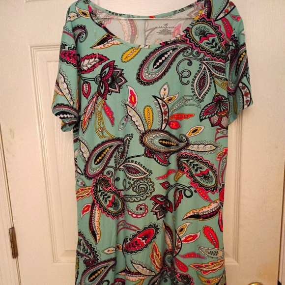 Adorable dress for an evening down the park. - Picture 2 of 3